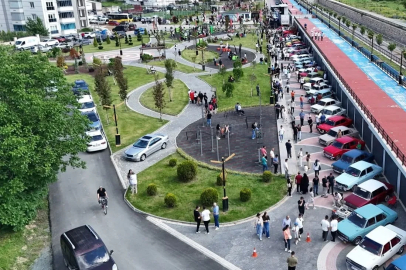 Kastamonu’da geçmişe yolculuk: Klasik otomobillere vatandaşlardan yoğun ilgi
