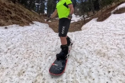 Kars’ta haziranda snowboard
