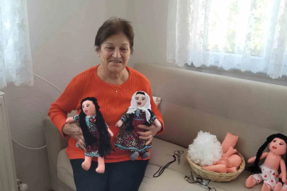 14 yıldır yaptığı bez bebeklerle Şerife Bacı’nın hatırasını yaşatıyor

