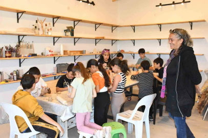 Kasabada kurduğu atölyede çocukların özgüvenini sanatla büyütüyor
