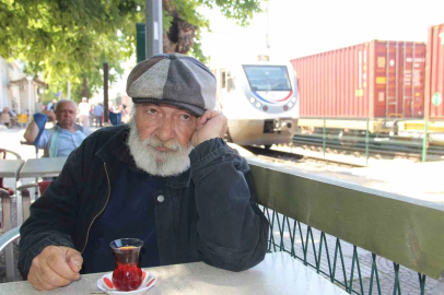 Evsiz kaldı trenler evi oldu
