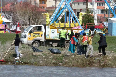 Üniversite öğrencileri, Kura Nehri çevresinde çöp topladı
