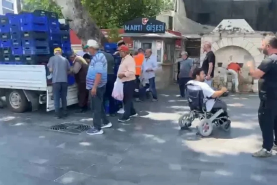 Halde alıcı bulamadığı 4 ton domatesi vatandaşlara ücretsiz dağıttı
