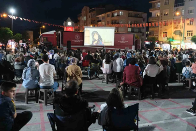 Gezen sinema tırı, Karamanlılarla buluştu
