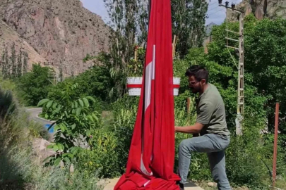 Düşen bayrağı onarıp yeniden göndere çektiler
