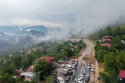 Şiddetli yağış heyelana yol açtı, motosiklet toprak altında kaldı
