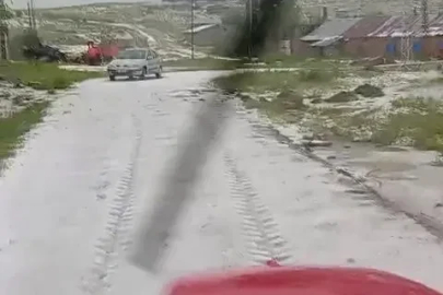 Sivas’ta kuvvetli dolu yağışı beraberinde sele neden oldu
