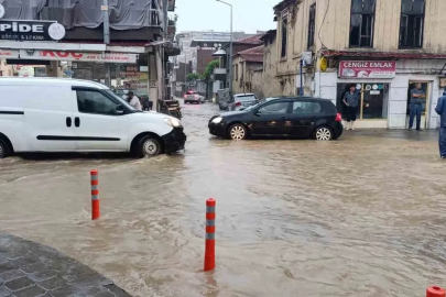 Salihli’yi sağanak vurdu, çok sayıda ev ve iş yeri su altında kaldı
