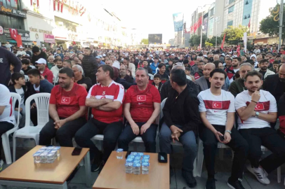 Sultanbeyli Kent Meydanı’nda vatandaşlar milli takım için tek yürek oldular
