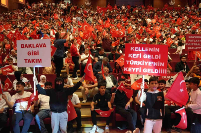 Dualarla milli takıma destek olundu, dev ekranda maç heyecanı yaşandı
