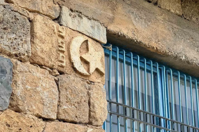 30 yıl önce kendi emeğiyle yaptığı ev turistlerin ilgi odağı oldu
