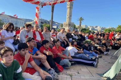 İzmir’de milli heyecan meydanlara taştı: Dev ekranda Dünya Kupası coşkusu

