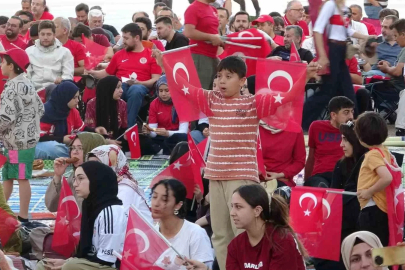 Milli maç heyecanını İHL bahçesinde dev ekranda izlediler
