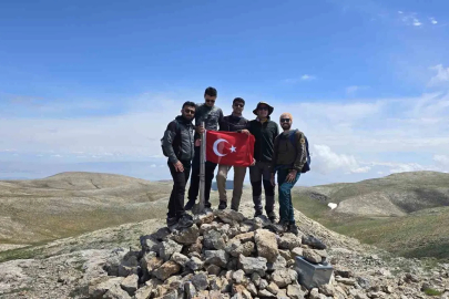 Komşu iki il zirvede birleşti, en yüksek yere Türk bayrağı dikti
