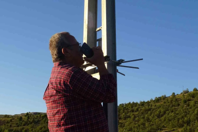 Telefon çekmeyen mezrada vatandaşlar elektrik direğine çıkıyor

