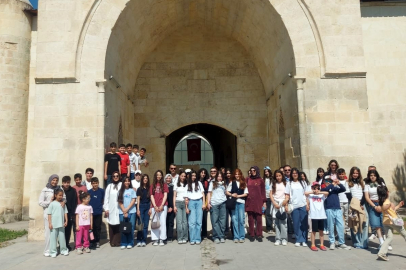 Öğrenciler Mamahatun Türbesi ve Kervansarayı’nı yerinde inceledi