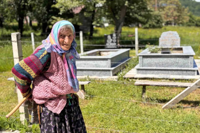 Ayağında kara lastik, elinde baston: Eşi ve oğlunun mezarından ayrılmıyor
