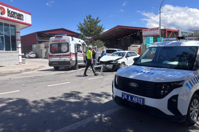 Erzincan'da 3 araçlı trafik kazası güvenlik kamerasına yansıdı