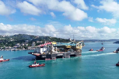 İstanbul Boğazı’ndan geçen dev vinç gemisi havadan görüntülendi
