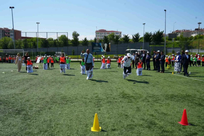 Çocuklar, öğretmenler ve veliler birlikte geleneksel oyunlar oynadı, ortaya renkli görüntüler çıktı
