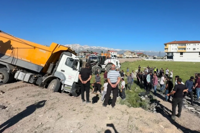 Yolcu minibüsü ile kamyon çarpıştı: 2 ölü, 3 yaralı