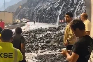 Aracının sileceği arızalandı, sileceği düzeltmek için durdu, saniyeler sonra heyelan oldu
