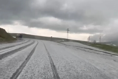 Ardahan’da dolu yağışı yolu beyaza bürüdü
