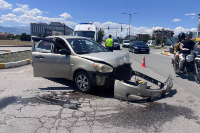 Erzincan’da iki otomobil çarpıştı: Araçlar hurdaya döndü