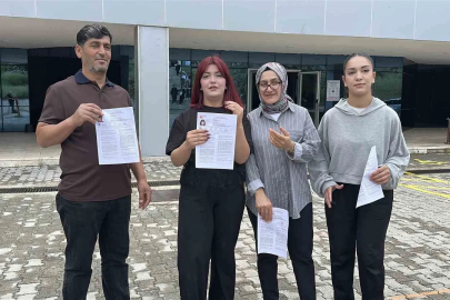 Baba, anne ve 2 kızı sınavda birbirlerine rakip oldu
