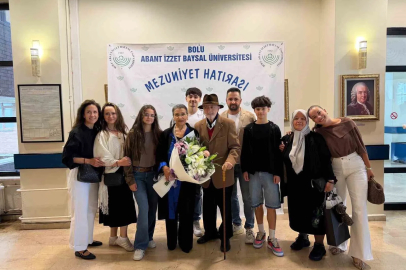 76 yaşında üniversiteden mezun oldu, azmiyle gençlere taş çıkarttı
