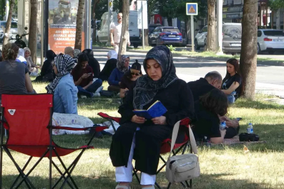 Batman’da çocukları sınava giren veliler parklarda dua etti
