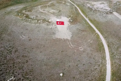 Eskişehirli gençler Milli Takıma destek için dağa Türk Bayrağı nakşetti
