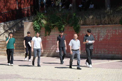 Elazığ’da YKS maratonu başladı: 37 binden fazla aday geleceği için sıralardaki yerini aldı
