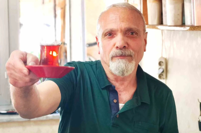 Çay demlerken şiir yazıyor: 40 yıllık çaycı şiirleriyle gönül ısıtıyor
