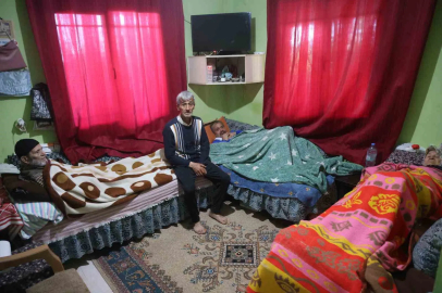 Yatalak anne ve babasıyla birlikte zihinsel engelli kardeşine umut olan hayırlı evlat takdir topluyor
