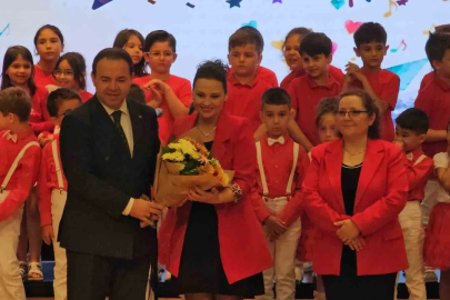 Öğrenciler sahnede devleşti, Maarif Öğrenci Korosu büyük ilgi gördü

