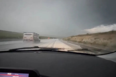 Meteoroloji uyarmıştı: Kars’ta dolu yağışı yolları beyaza bürüdü

