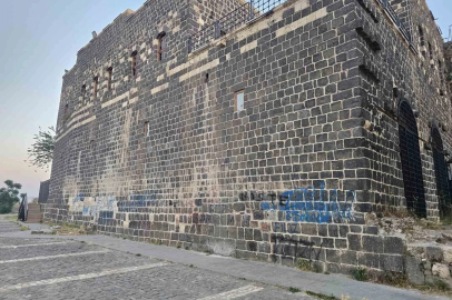 Binlerce yıllık kale duvarlarını spreyle boyadılar
