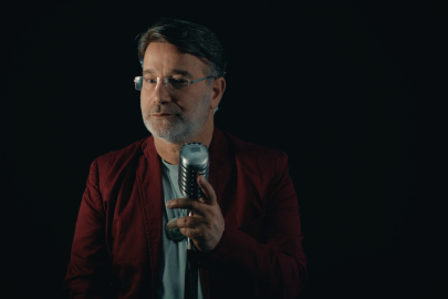 İki Dil, Tek Yürek: Hasan Peköz’den “Tez Gel” ile Yeni Bir Müzikal Yolculuk