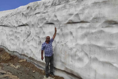 Kar kalınlığının 5 metreyi bulduğu Mereto Dağı’na bahar yeni geldi
