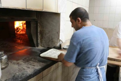 Diyarbakır’da 60 derece sıcakta ’ekmek’ mesaisi
