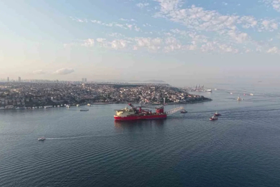 215 metrelik boru döşeme gemisinin geçişi sebebiyle boğaz hattı çift yönlü trafiğe kapatıldı

