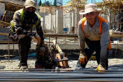Deprem kentini kavurucu sıcaklara rağmen yeniden inşa ediyorlar
