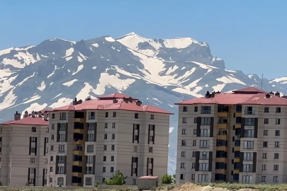 Yüksekova’nın heybetli Cilo Dağı 12 ay boyunca kar yığınlarını barındırıyor
