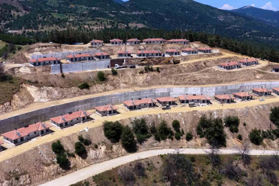 Ödemiş’te yangında zarar gören konutlar yeniden yapılarak sahiplerine teslim ediliyor
