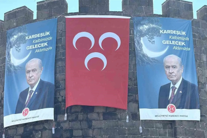 Diyarbakır surlarında MHP lideri Bahçeli’nin dev posteri asıldı, barış çağrısında bulunuldu
