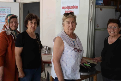 Emekli kadınlar gözleme satarak üniversitelilere destek oluyor
