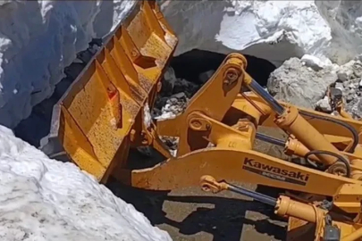 Bingöl’de yazın ortasında kar temizliği
