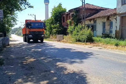 Sıcaklığın 35 dereceyi bulduğu Bilecik’te asfalt eridi
