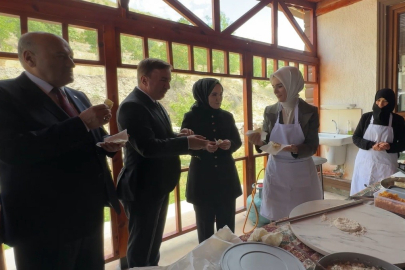 Bakan Göktaş, Erzincan'da kadın kooperatifinde gözleme pişirip ikram etti